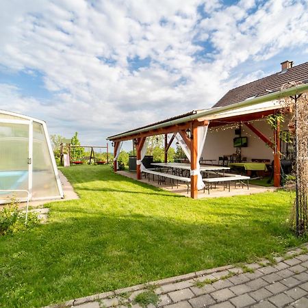 Hotel Kutvoelgy Vendeghaz Vác Exterior foto